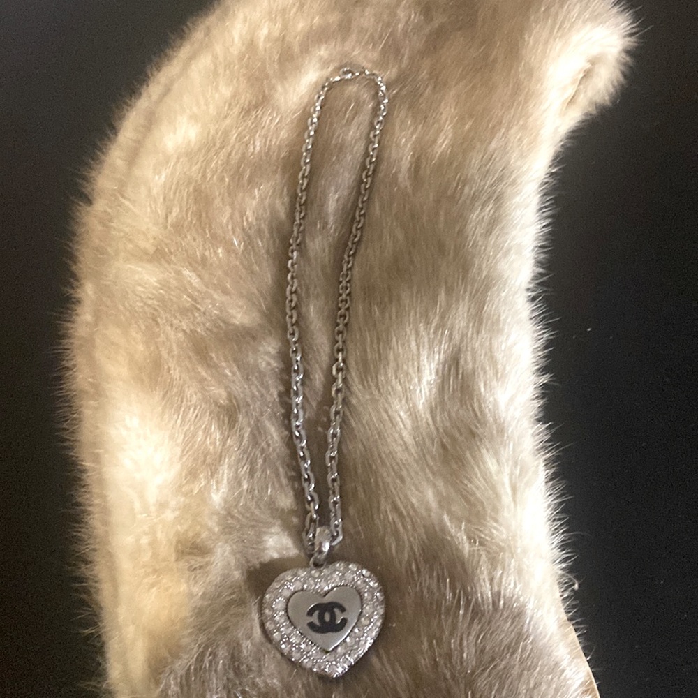 Chanel Heart Pendant Necklace- perfect condition
